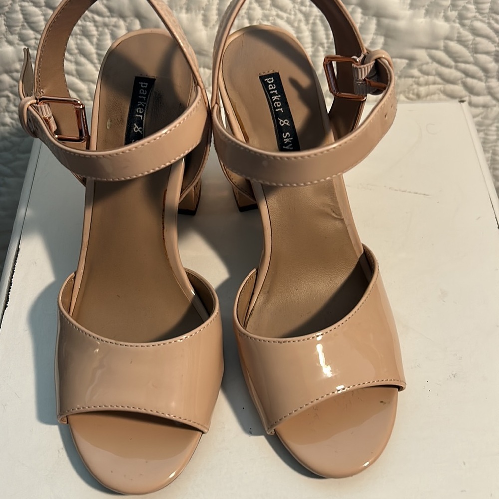 PARKER & SKY NUDE PATENT BLOCK HEEL SANDALS - Picture 6 of 7